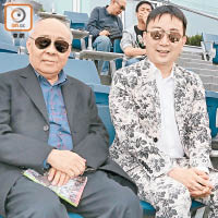李運強（左）與兒子李文斌（右）齊齊戴上太陽眼鏡出室外為愛駒打氣。