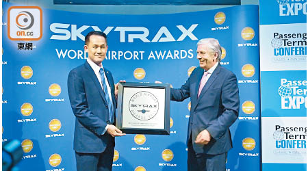 入境處今年蟬聯Skytrax全球最佳機場的出入境服務大獎。