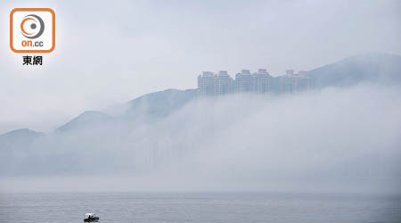 突如其來的雷雨及黃雨，令清明節公眾假期午後由晴天轉灰暗暗。（袁志豪攝）