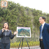 總土力工程師楊暉（左）指出，該道柔性防禦網，可承受一架時速達一百公里的小巴的山泥傾瀉。