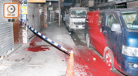 建材店外地面及客貨車車身留下大量紅油。（葉嘉文攝）