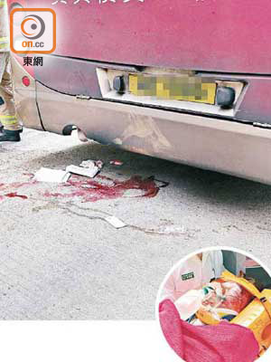 巴士車底留有大攤血漬。被撞傷男子送院搶救後命危（圓圖）。