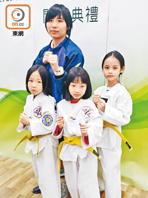 呂家三姊妹在中心學跆拳道，後為導師陶詩雅。