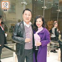 熱愛收藏名畫的名媛陳曾麗娜（右）與丈夫陳家樹（左）均有亮相。