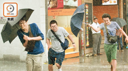 今明兩日都有狂風雷暴，市民要隨身帶備雨具。（羅錦鴻攝）