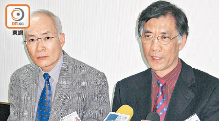 黎曾慶（左）認為當局不應將投購保險責任轉嫁家長身上。（資料圖片）