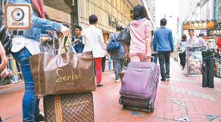 內地訪港旅客人次持續下跌，對本港旅遊及零售業帶來極大打擊。