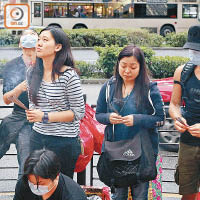 親友在現場路祭，死者女兒黯然上香。（林兆崙攝）