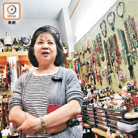 楊女士笑稱，精品店已成為「旅遊諮詢站」。（梁耀榮攝）