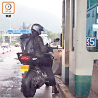 司馬文駕電單車繳費過程<br> 停車脫手套<br> 先將電單車停下並脫去手套。