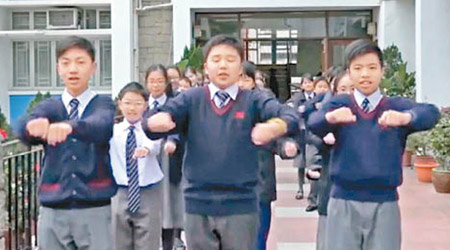 中二學生載歌載舞背誦數學公式。（互聯網圖片）