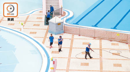 佐敦谷游泳池逢星期二大清潔，所有泳池職員均要參與清潔工作。