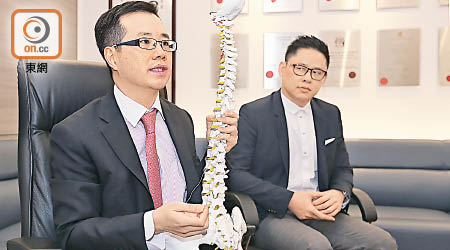 李旭明（左）指坐骨神經痛主因是椎間盤凸出 ，右為陳先生。（何駿軒攝）