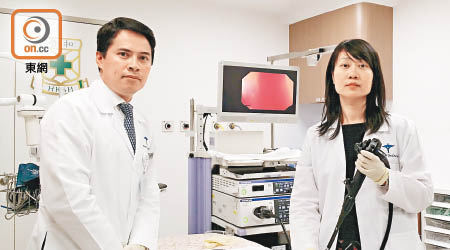徐成智（左）稱，不少早期腸癌患者因其他腸胃病求診時，意外發現。右為陳安安醫生。（蘇家欣攝）