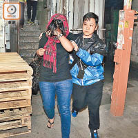 尼泊爾女子被帶走調查。（梁國雄攝）