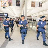 大批機場特警持槍戒備，氣氛緊張。（何天成攝）