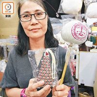 平安包精品店負責人指市道不好，希望新推出的特色精品能挽救生意。