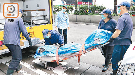 男生遺體由仵工舁走。（梁卓明攝）