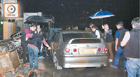 警方在鯉魚門發現其中一輛涉案私家車。（王偉安攝）