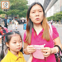 家長惠女士（右）指「一年多行」政策，方便她接送女兒到香港上學，解決不少煩惱。