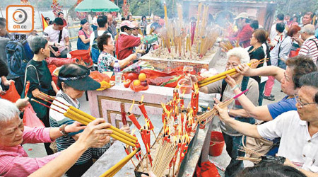 大批善信陸續進入西貢佛堂門天后廟內參拜。（梁耀榮攝）