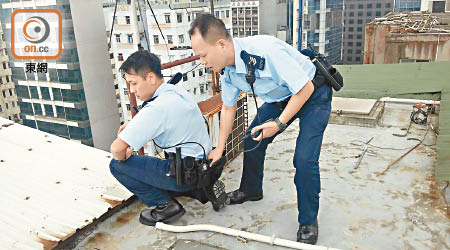 警員在大廈天台調查。（冼耀華攝）