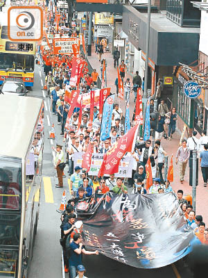 多個關注勞工團體昨趁「五一勞動節」發起遊行。（梁耀榮攝）