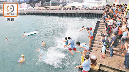 港九拯溺員工會在中環碼頭跳海抗議。（羅錦鴻攝）
