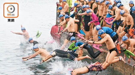 昨天是水上安全日，逾二千名五至七十八歲的泳手參加安全長途暢泳活動。（何天成攝）