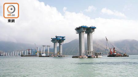 港珠澳大橋工程多災多難，恐難以在2017年底完工。