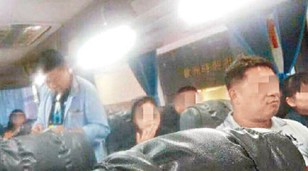 有內地旅客指身穿藍外套的導遊田偉曾辱罵及毆打旅客頭部。（互聯網圖片）