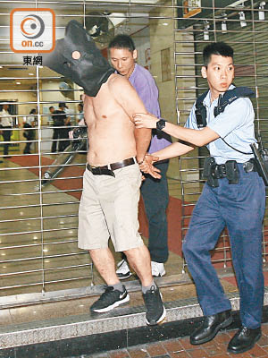 涉案男子被警員拘捕。（吳建明攝）