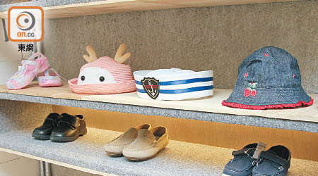 除衣物外，該店亦寄賣新淨的童鞋及帽子等相關兒童用品。