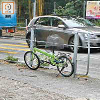 肇事單車事後被放在路旁。（曾志恒攝）