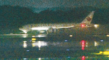 客機緊急降落成田機場。（互聯網圖片）