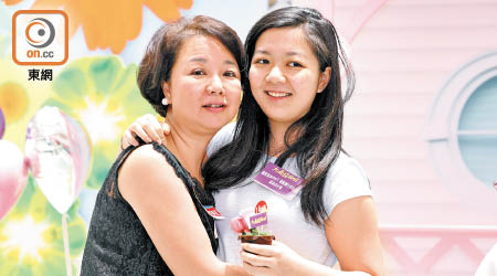嘉麗（左）為幫助女兒建立堅強的個性，送女兒到北京讀書。