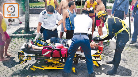 蝴蝶灣<br>遇溺男子被救起後，救護員進行急救。（曾志恒攝）