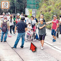 堵路村民除出動單車外，亦有嬰兒車參與其中（箭嘴示）。