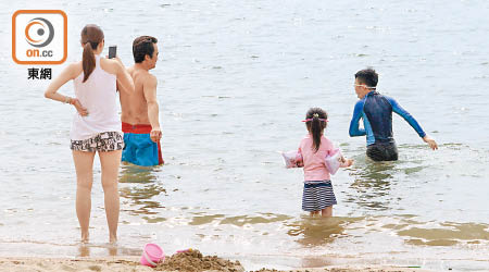 泳客如常在銀礦灣泳灘戲水暢泳。（張世洋攝）