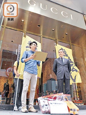 鄭錦滿（左）攞咗啲紙紮手袋去中環Gucci店外請願，要求對方尊重本土祭祀文化。（高嘉業攝）