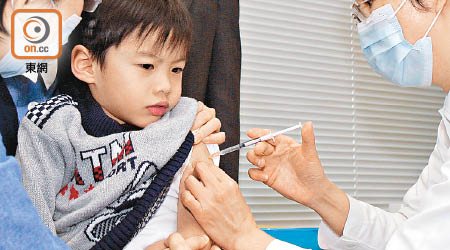 政府研究下一年度，將兒童流感疫苗資助計劃，擴展至六歲以上的小學生。（資料圖片）