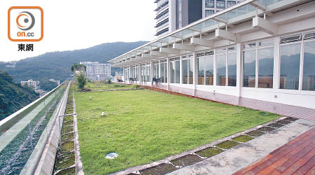 中大綜合教學大樓的綠化天台為建築物一部分，獲屋宇署批准興建。（黃偉邦攝）