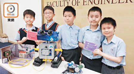 油蔴地天主教小學（海泓道）五名小發明家，展示「e-Helper 電子助手」。（賴啟燊攝）
