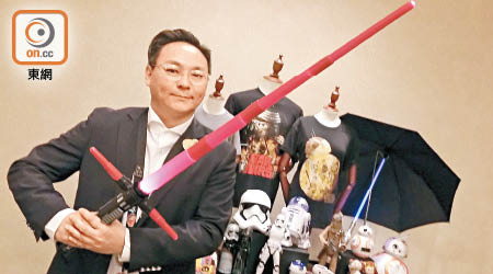 陳偉賢指香港迪士尼樂園未來銷售策略會主打吸引年輕人及男士。（劉敏攝）