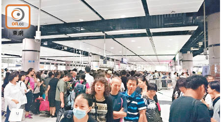 人潮擠塞致倒流回落馬洲香港管制站。（讀者提供）