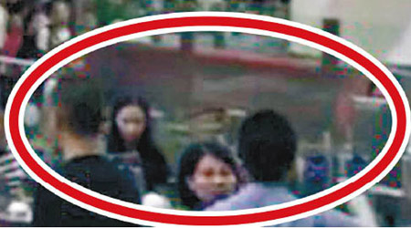 一名女旅客與深圳警員爭執（圓圈內）。