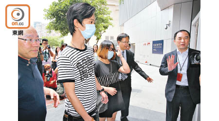 徐先生（左二起）、徐太及律師林健文昨前往警署。（黃仲民攝）