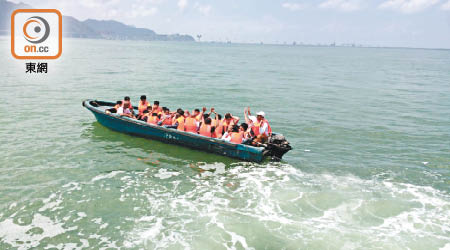 水警輪接報在大嶼山水域發現一艘舢舨及廿五名人蛇，其中一人負責操控偷渡艇。