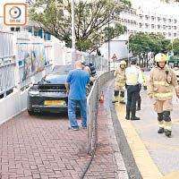 涉事跑車剷上行人路。