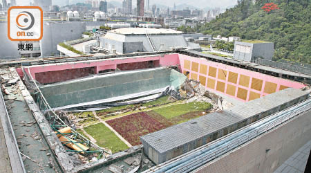 城市大學胡法光運動中心天台倒塌事件，喚起全港關注天台綠化工程的安全性。